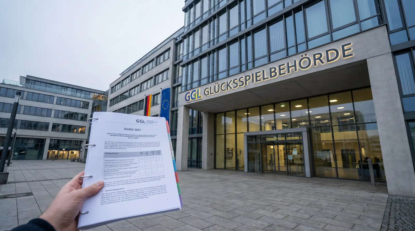 Sportwetten Regulierung Deutschland: GGL-Behördengebäude in Halle, offizielles GGL-Logo, GlüStV 2021 Dokument
